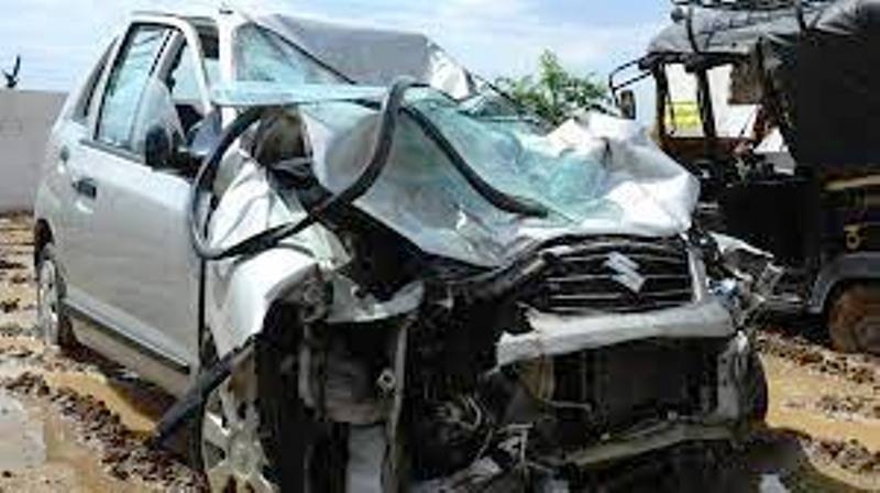 ट्रक ने कार-बाइक को टक्कर मारी, 5 की मौत और 4 घायल
