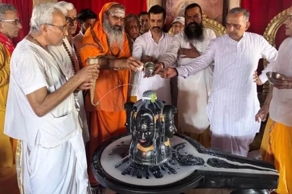 मंदिर आस्था और विश्वास के जीवंत केन्द्र होते हैं- स्वामी विमर्शानंदगिरि
