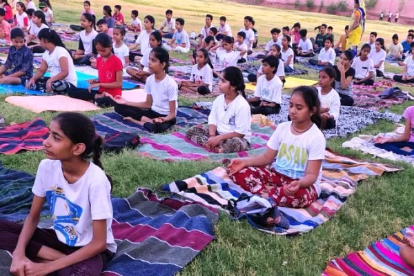 नि:शुल्क योग एवं खेलकूद संस्कार शिविर में बच्चों व युवाओं ने सीखे योग-प्राणायाम एवं श्लोक