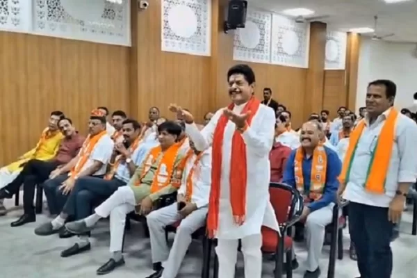 बीजेपी की बैठक में कुर्सी नहीं मिलने से विधायक नाराज, तिरंगा यात्रा से ज्यादा कुर्सी चर्चा