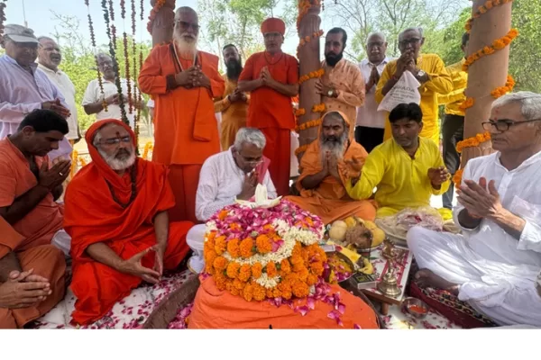 आदर्श गुरु समाज का पथ-प्रदर्शक होता है- स्वामी विमर्शानंदगिरिजी महाराज