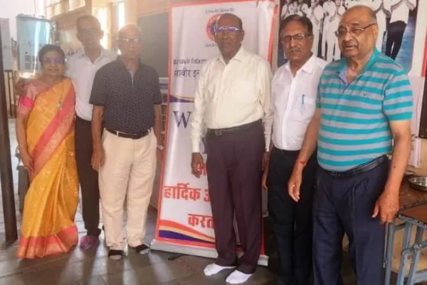 अपना घर सेवा आश्रम में भोजन कराया