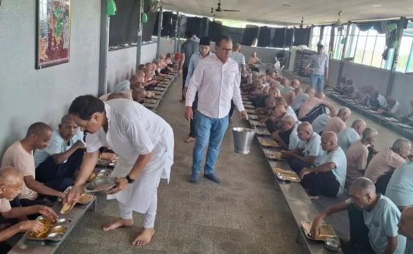 आर्ट ऑफ लिविंग के संस्थापक श्री श्री रविशंकर के जन्म दिन पर अपना घर आश्रम में किए सेवा कार्य
