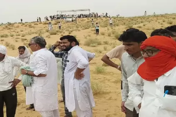 11 केवी विद्युत लाइन की चपेट में आने से हंसराज की दर्दनाक मौत, शव 15 घंटे तक तारों में लटका रहा, ग्रामीणों का धरना जारी