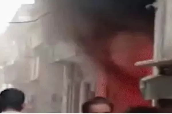 प्लास्टिक गोदाम में लगी भीषण आग,गली पतली होने कारण दमकल का पाइप आग तक नहीं पहुंचा, सारा सामान जला