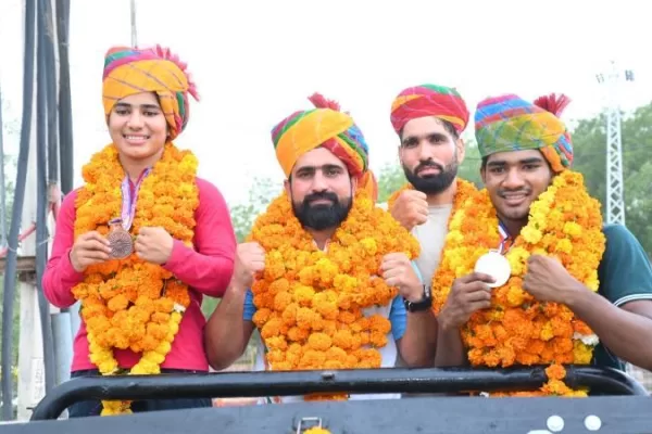 मेडल विजेता मुक्केबाज अर्जुन और कोच राजेंद्र सिंह राठौड़ का बीकानेर में भव्य स्वागत