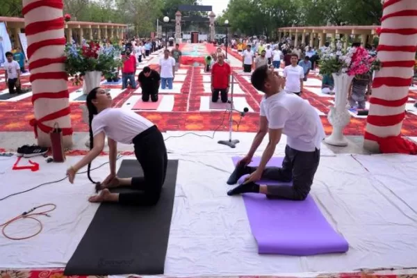 अंतरराष्ट्रीय योग दिवस पर एसपी मेडिकल कॉलेज में 400 डॉक्टरों ने किया सामूहिक योग