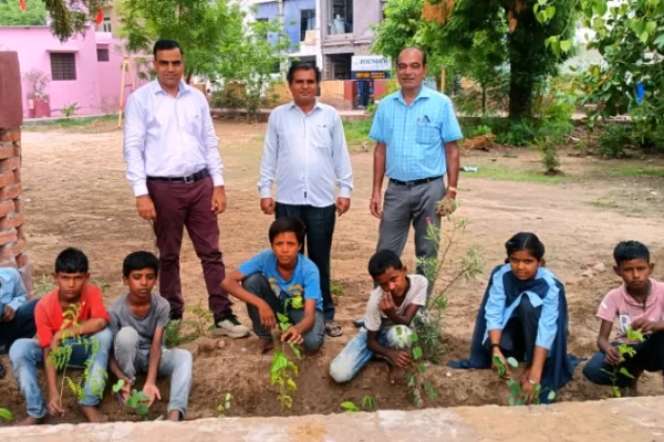 छात्रों के नाम से खिले पौधे – अंबेडकर कॉलोनी स्कूल में पर्यावरण संरक्षण की अनूठी पहल