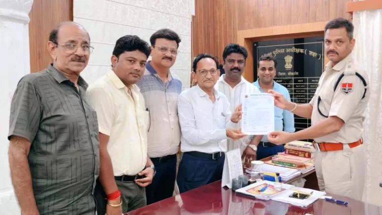 बीकानेर में बढ़ती चोरियों पर लगाम लगाने की मांग वैश्य समाज ने पुलिस को सौंपा ज्ञापन