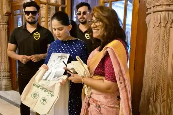 जया किशोरी जी को अणुव्रत पत्रिका व अणुविभा द्वारा पारित इको फ्रेंडली कैरी बैग भेंट
